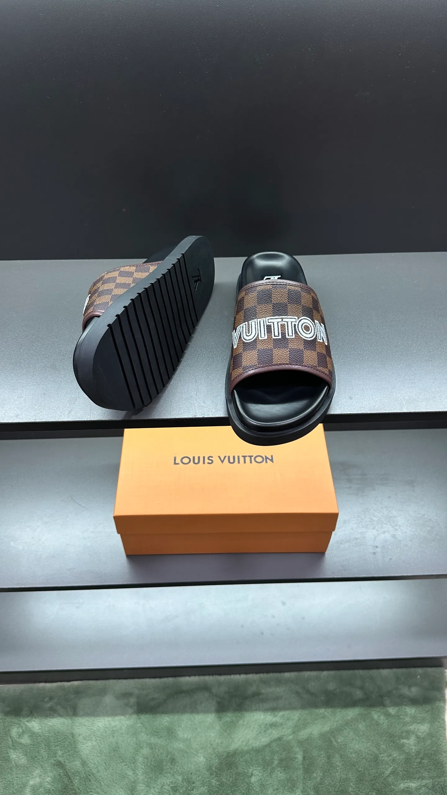 [L Home] P: 300💰Size: 38-45 Top purchasing lv men's summer slippers, classic presbyopia with soft real leather lining, unique color splicing effect, distinctive personality, fashionable and trendy essential style, light and comfortable. Lightweight and tough rubber insole, micro ridged foam outsole, super comfortable!